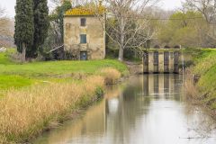 Ecluse sur un canal du Rhône en Camargue