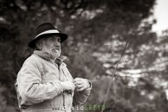 Portrait de gardian sur son cheval avec une cigarette
