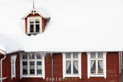 Fenêtre de rorbu, habitation traditionnelle de Norvège sous la neige