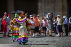 Cubaine en tenue traditionnelle