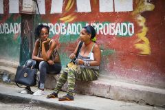 Femmes discutant dans la rue