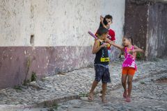 Joueurs de baseball dans la rue