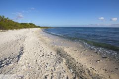 Plage de sable blanc sur la mer des Caraïbes