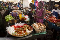 Veudeuse d'épicerie sur le marché