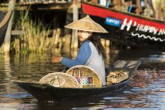 Femme en pirogue