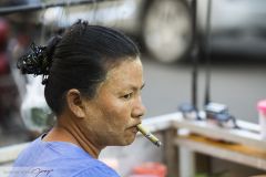 Femme fumant le cheroot