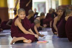 Jeunes moines au monastère