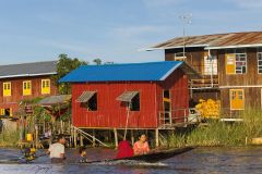 Maisons flottantes sur le lac Inlé