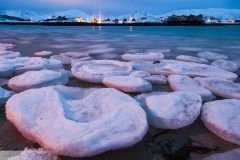 Glace sur les berges d'un fjord