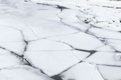 Rorbu sur le bord du fjord gelé