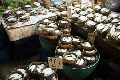 Etals sur un marché de rue