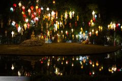 Lanternes décoratives dans la temple à l'occasion de Loy Kratong