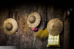 Chapeaux sur le mur d'une habitation