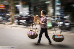 Porteuse dans la rue