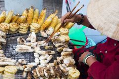 Stand de bananes et maïs grillé