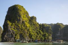 Village flottant dans la Baie d'Halong