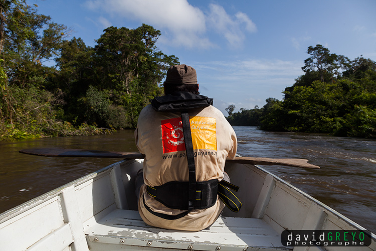 Agent du PAG en pirogue