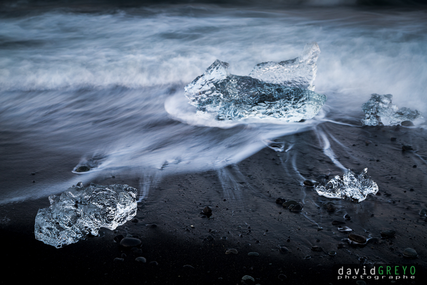 Iceberg échoué sur la plage de sable noir