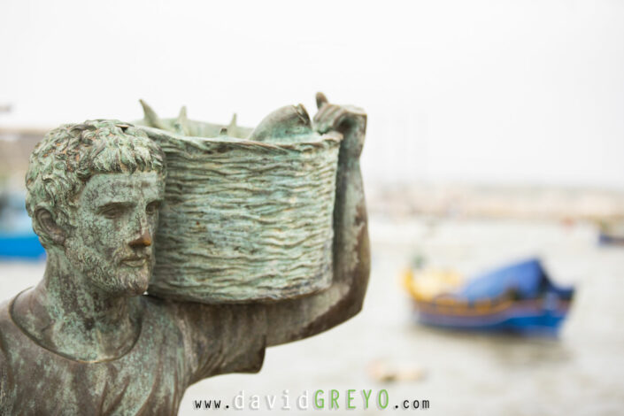 Statue dans un port