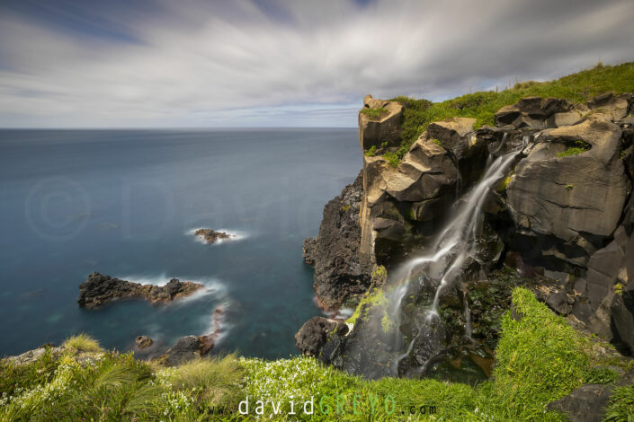 Cascade tombant dans l'océan sur l'ile de Sao Miguel